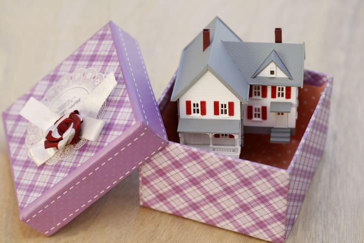 Ingatlanajándékozás: költségek és szabályok